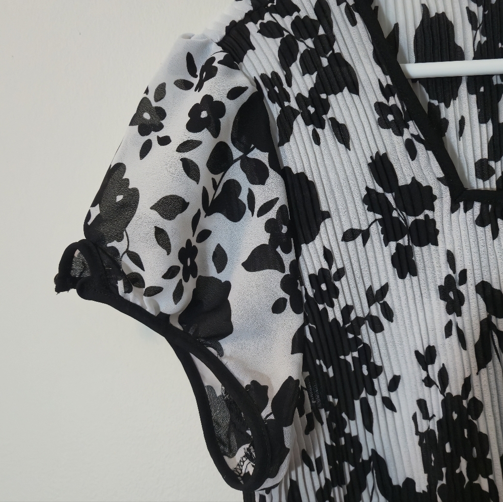 Denver Hayes XL Floral Blouse Black White Short Sleeve Plissé Pleated Transition - Picture 5 of 16